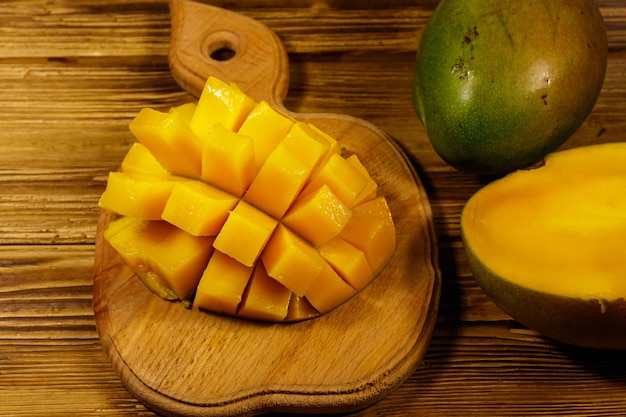 Mangue fraîche sur table en bois