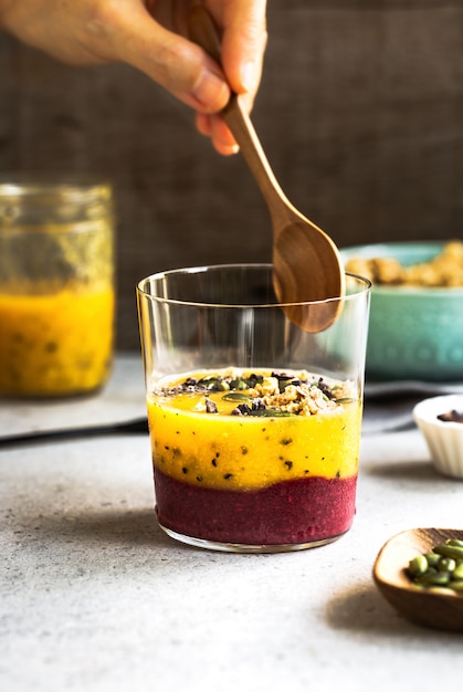 Mangue, Fruit De La Passion Avec Mélange Smoothie Aux Baies Et Au Chia, Garniture Au Cacao