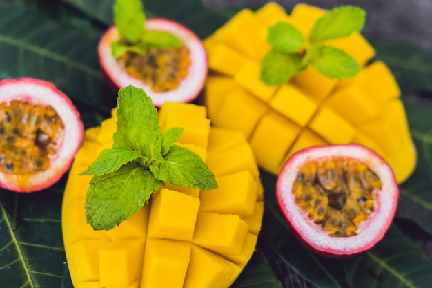 Mangue et fruit de la passion sur un vieux fond en bois