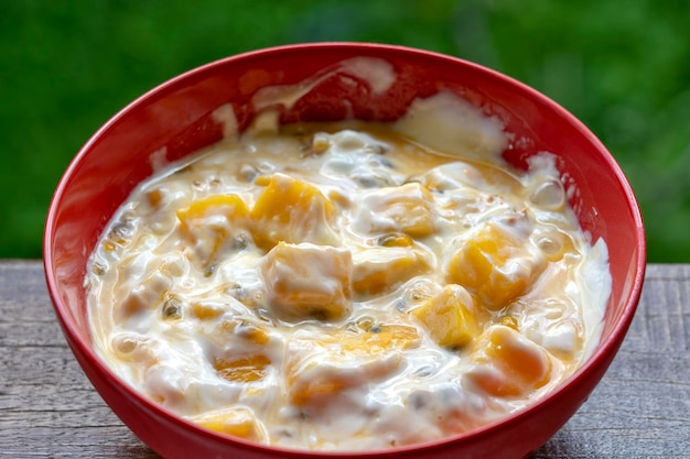 Mangue, fruit de la passion et yaourt brulé. Ce plat oscille quelque part entre un dessert et un petit-déjeuner très décadent avec des quartiers de mangues parfaitement mûres en saison recouvertes de pulpe de fruit de la passion fraîche