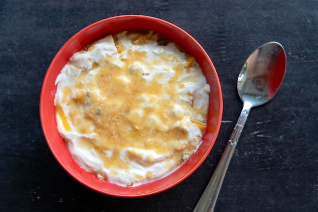 Mangue, fruit de la passion et yaourt brulé. Ce plat oscille quelque part entre un dessert et un petit-déjeuner très décadent avec des quartiers de mangues parfaitement mûres en saison recouvertes de pulpe de fruit de la passion fraîche