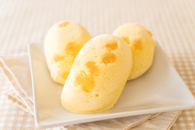 mangue gâteau tendre sur bois