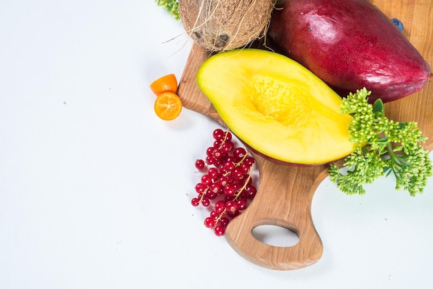 Mangue hachée sur deux moitiés avec des fruits sur blanc