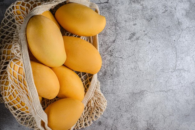 mangue jaune sur fond gris