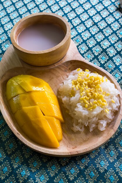 Mangue jaune avec riz gluant