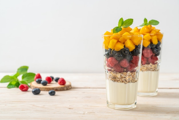 Mangue maison, framboise et myrtille avec yogourt et granola