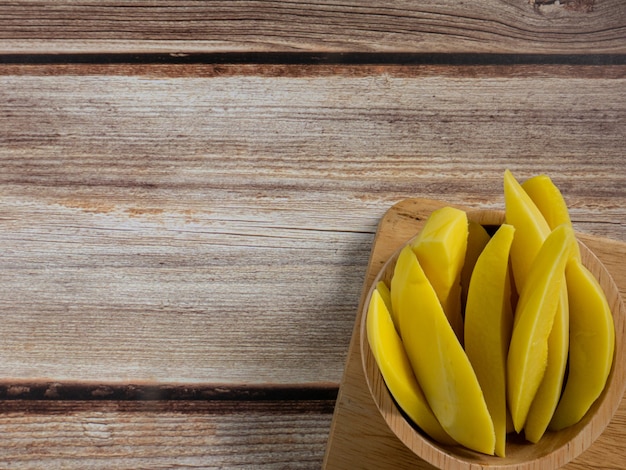 La mangue marinée Thaïlande dans un bol sur une table en bois pour le contenu alimentaire.