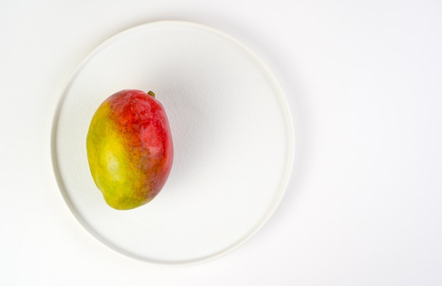 Mangue mûre sur une assiette plate