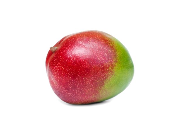 Mangue mûre sur blanc