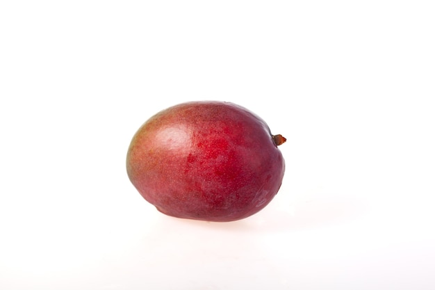 Mangue mûre entière isolée sur fond blanc