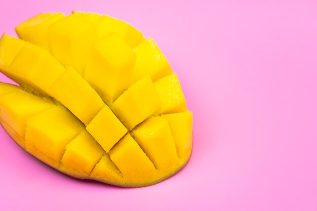 Mangue mûre fraîche sur fond rose