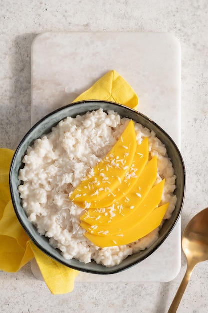 Mangue mûre fraîche et riz gluant au lait de coco