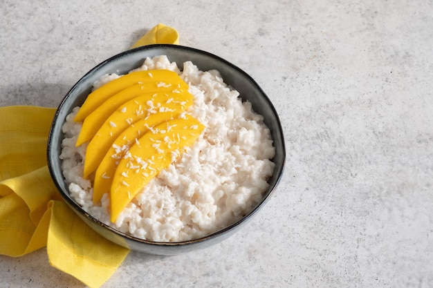 Mangue mûre fraîche et riz gluant au lait de coco