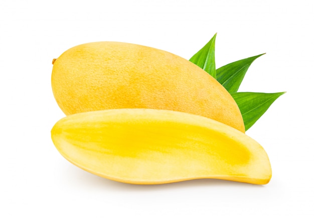 Mangue mûre sur mur blanc