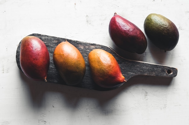 Mangue mûre sur une planche à découper