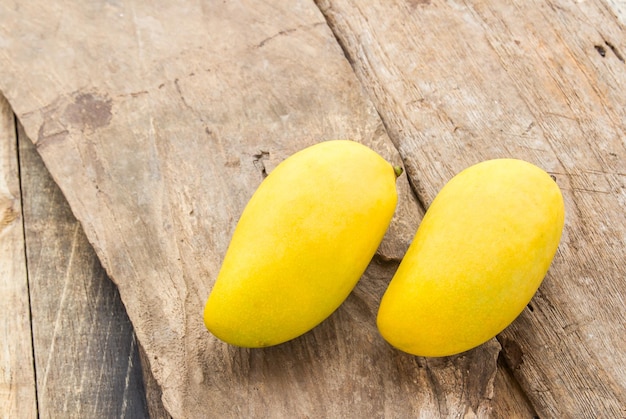 Mangue mûre sur le plancher en bois