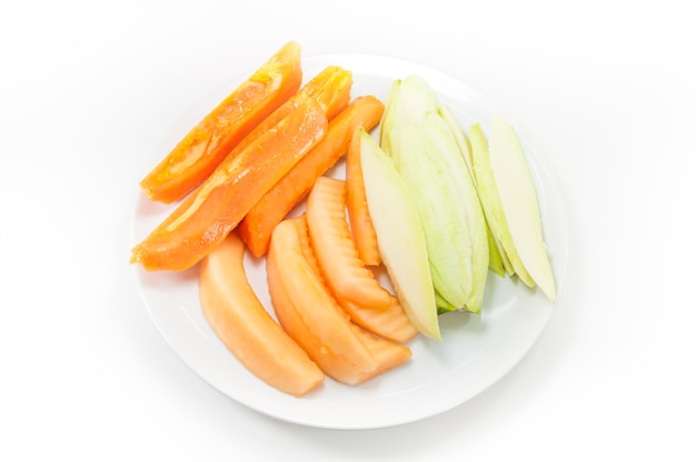 Mangue papaye fruits et cantaloup sur plat sur fond blanc