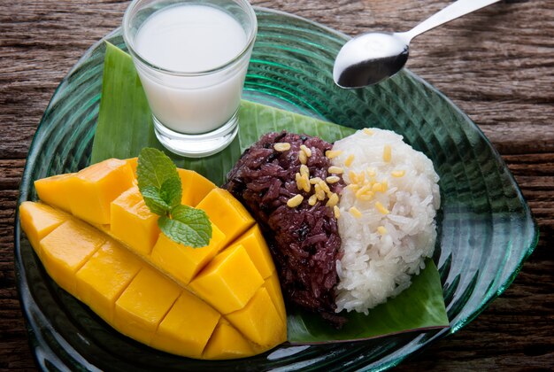 Mangue avec riz gluant sur une assiette