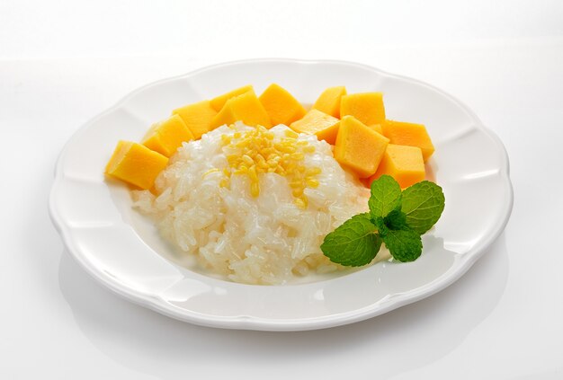 Mangue et riz gluant sur espace blanc