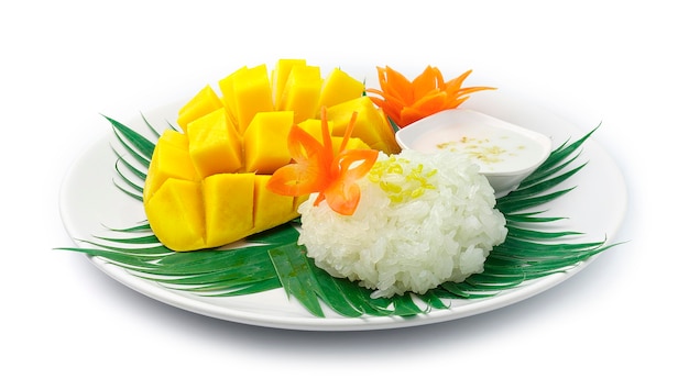 Mangue avec riz gluant servi sauce au lait de coco dessert thaï plat sucré décorer avec vue de côté de carottes sculptées