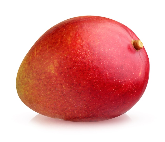 Mangue rouge isolé sur fond blanc avec un tracé de détourage. un fruit tropical entier.