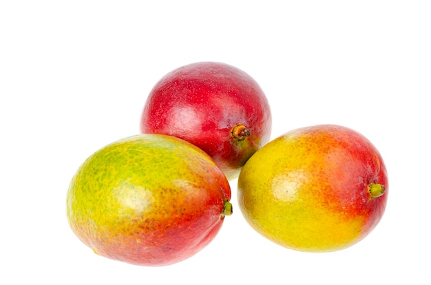 Mangue rouge-vert mûre, juteuse et sucrée. Fruits exotiques isolés sur blanc. Photo de studio