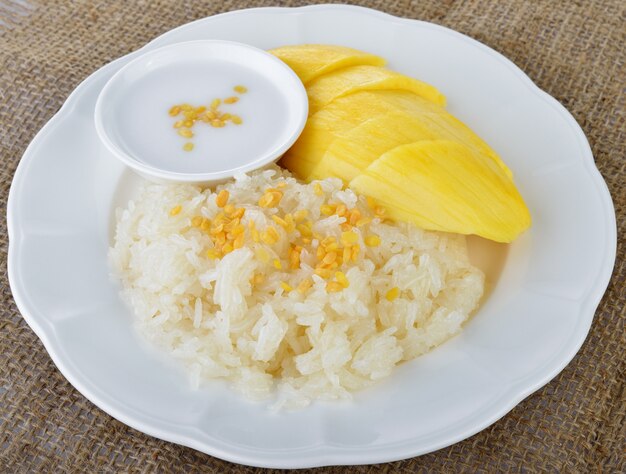 Mangue Sucrée Avec Mélange De Riz Gluant Au Lait De Coco