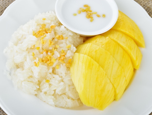 Mangue sucrée avec mélange de riz gluant au lait de coco