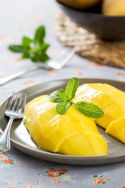 Mangue thaïlandaise mûre fraîche dans un plat