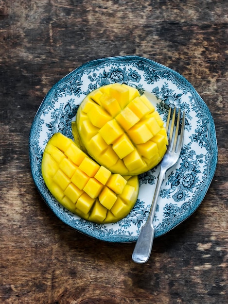 Mangue tranchée mûre fraîche sur une vue de dessus de fond en bois