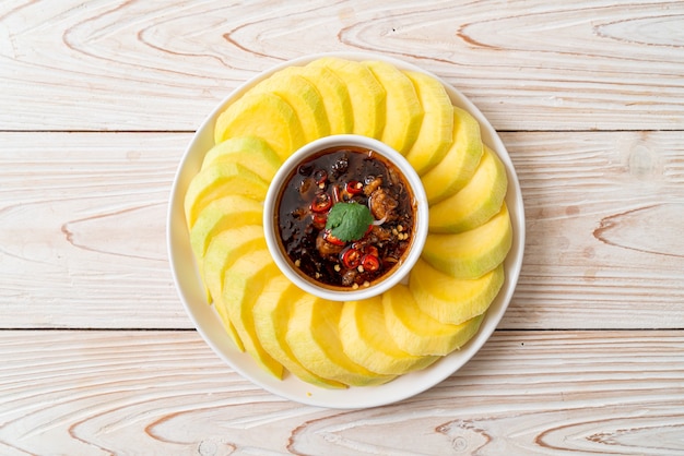 mangue verte et dorée fraîche avec trempette de sauce de poisson sucrée - style asiatique