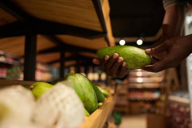 Mangue verte sur étagère en épicerie