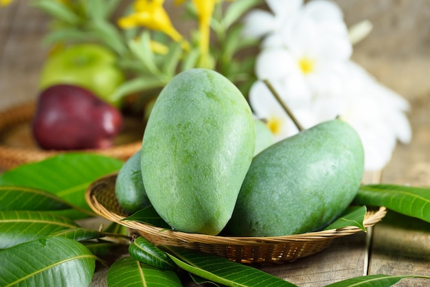 Mangue verte fraîche sur table en bois