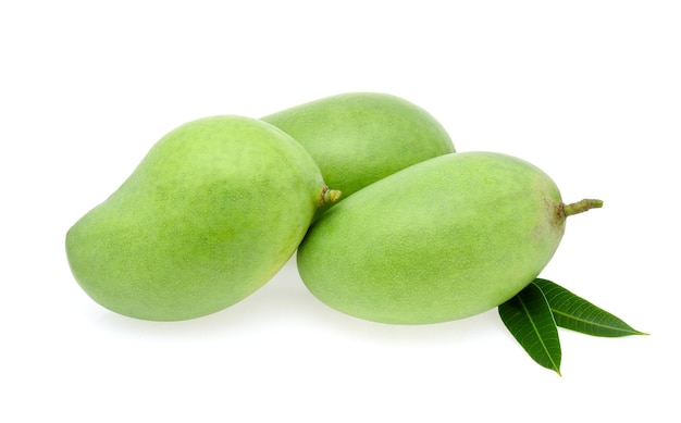 Mangue verte isolée sur fond blanc