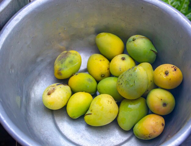 Mangues mûres sur un étal de fruits