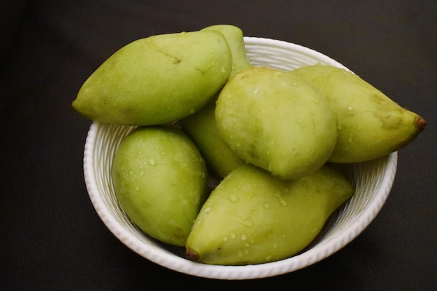 Des mangues vertes dans un panier