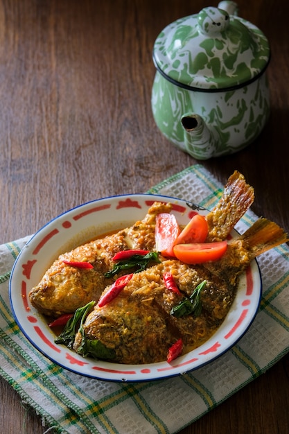 Le mangut nila est un plat traditionnel indonésien. Fabriqué à partir de poisson frit mélangé à une sauce épicée au curry de noix de coco