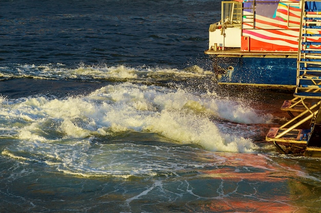 Le Manhattan New York. bateau à moteur à la mer