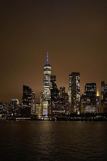 Photo manhattan la nuit vue depuis le ferry