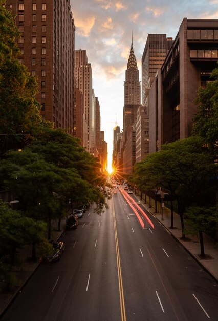 Manhattanhenge quand le soleil se couche le long de la 42e rue à New York