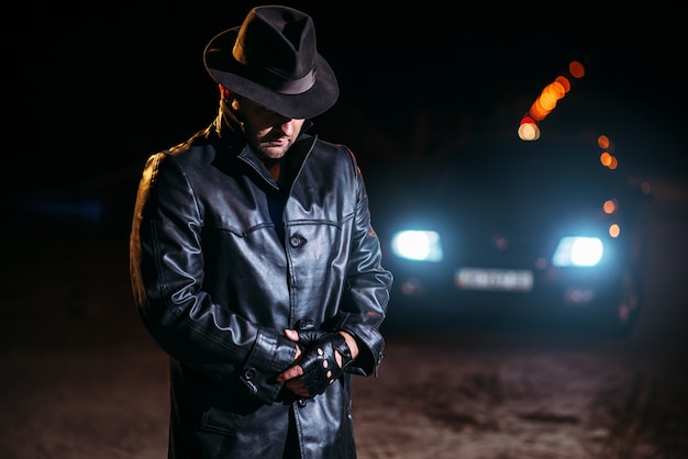 Maniac en manteau et chapeau en cuir noir, vue arrière