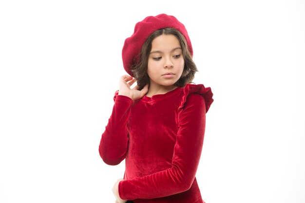 Manières exquises Concept de mode Enfant à la mode Fille heureuse Enfant de style français Fille parisienne en béret Portrait de mode jolie fille porter un chapeau à la mode Magasin de vêtements Accessoires fantaisie