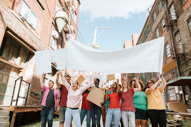 Des Manifestants Colorés Défilant Dans Une Ville