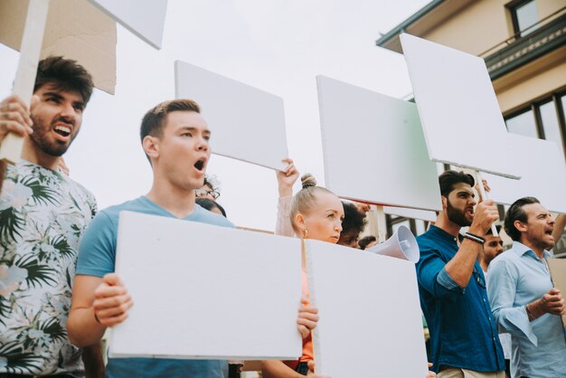 Manifestation publique dans la rue contre les problèmes sociaux et les droits de l'homme. Groupe de personnes multiethniques faisant une protestation publique