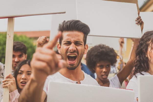 Manifestation publique dans la rue contre les problèmes sociaux et les droits de l'homme. Groupe de personnes multiethniques faisant une protestation publique