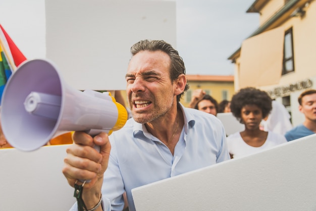 Manifestation publique dans la rue contre les problèmes sociaux et les droits de l'homme. Groupe de personnes multiethniques faisant une protestation publique