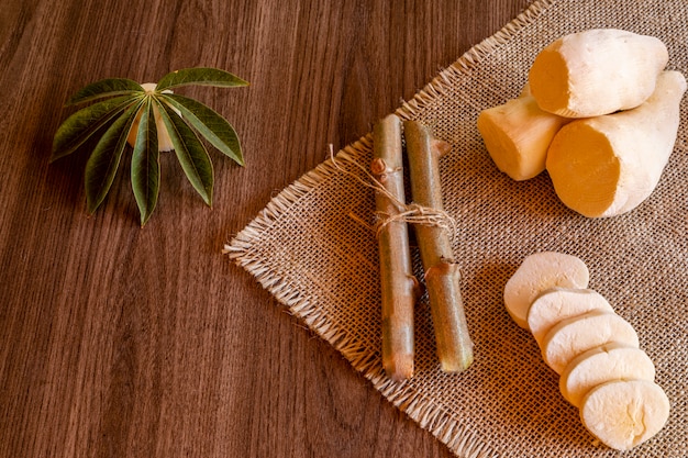 Photo le manioc, également appelé manioc, yuca, balinghoy, mogo, mandioca, kamoteng kahoy, tapioca et racine de manioc, un arbuste ligneux de la famille des euphorbiaceae originaire d'amérique du sud.