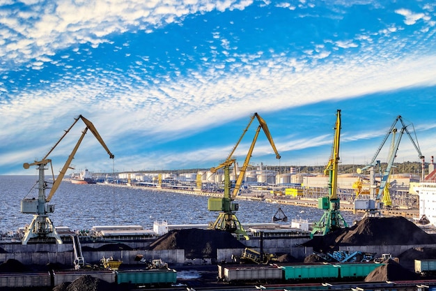 Photo manipulation de la cargaison sèche dans le terminal maritime de vrac