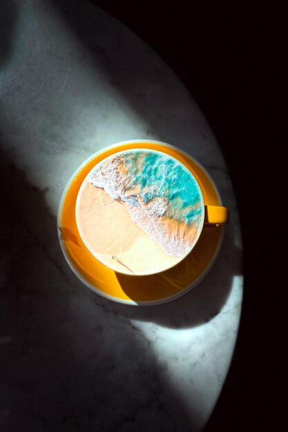 Photo manipulation de photos de plage à l'intérieur d'une tasse