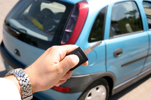 Photo manipuler la clé de voiture électronique